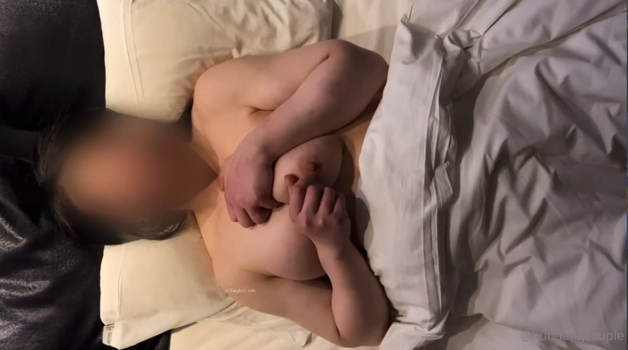 国产AV 精东影业 JDKY001 见色起意继子迷奸后妈